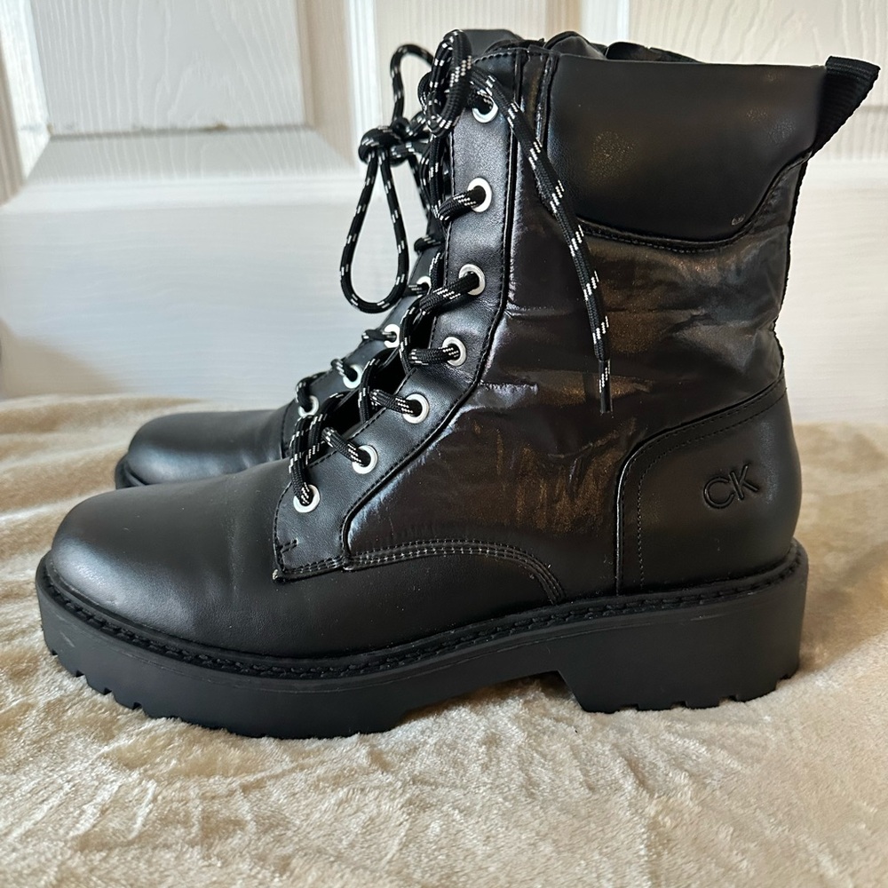 Women’s Calvin Klein Black Sallon Lace-Up Ankle Boot w/Lug Sole & Side Zip 9.5M